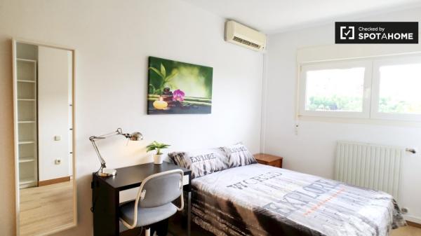 Stylish room in 5-bedroom apartment, Moratalaz, Madrid