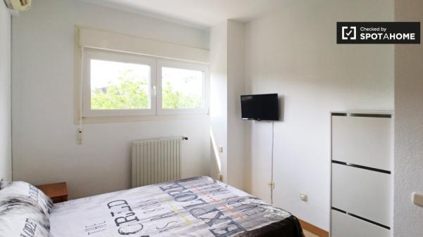 Stylish room in 5-bedroom apartment, Moratalaz, Madrid