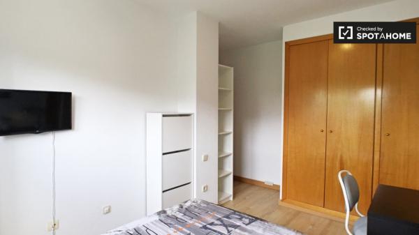 Stylish room in 5-bedroom apartment, Moratalaz, Madrid