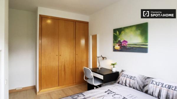 Stylish room in 5-bedroom apartment, Moratalaz, Madrid