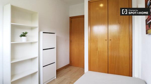 Stylish room in 5-bedroom apartment, Moratalaz, Madrid