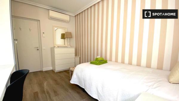 Quarto equipado em apartamento de 6 quartos em Argüelles, Madrid