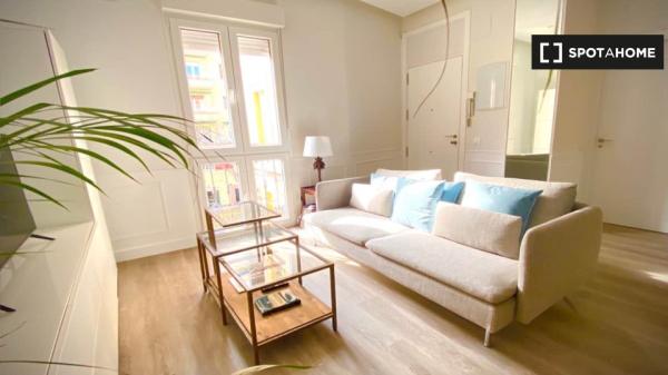 Quarto equipado em apartamento de 6 quartos em Argüelles, Madrid