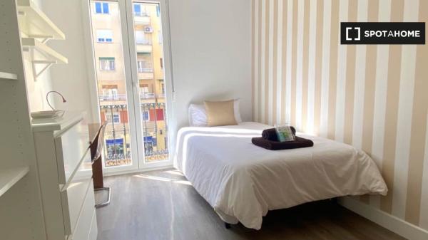 Quarto equipado em apartamento de 6 quartos em Argüelles, Madrid