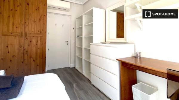 Quarto equipado em apartamento de 6 quartos em Argüelles, Madrid