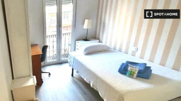 Quarto equipado em apartamento de 6 quartos em Argüelles, Madrid