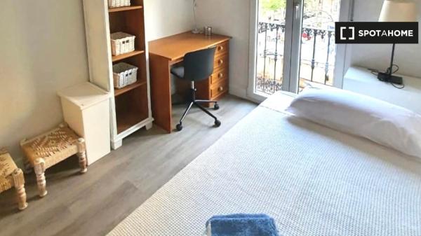 Quarto equipado em apartamento de 6 quartos em Argüelles, Madrid