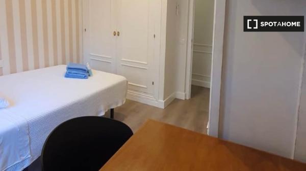 Quarto equipado em apartamento de 6 quartos em Argüelles, Madrid