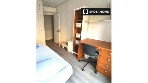 Quarto equipado em apartamento de 6 quartos em Argüelles, Madrid