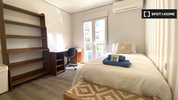 Quarto equipado em apartamento de 6 quartos em Argüelles, Madrid