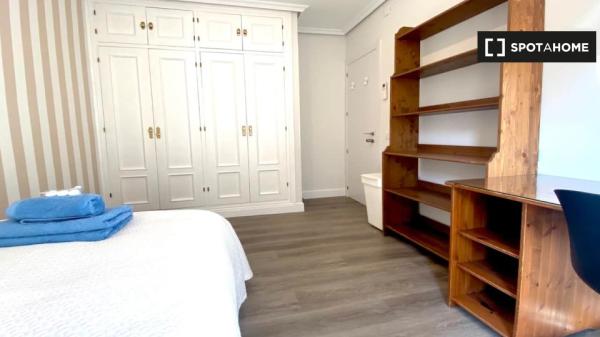 Quarto equipado em apartamento de 6 quartos em Argüelles, Madrid