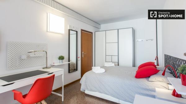 Habitación en piso de 4 dormitorios en el Eixample, Barcelona.