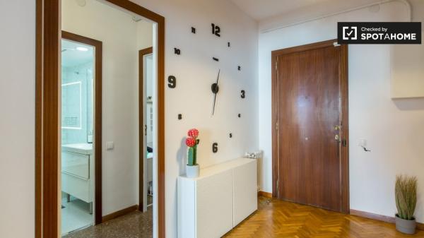 Habitación en piso de 4 dormitorios en el Eixample, Barcelona.