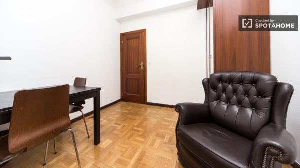 Welcoming room in 5-bedroom apartment in Salamanca, Madrid