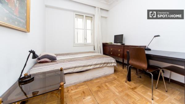 Welcoming room in 5-bedroom apartment in Salamanca, Madrid