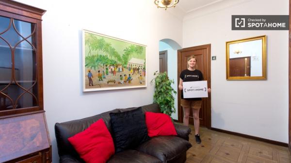 Welcoming room in 5-bedroom apartment in Salamanca, Madrid