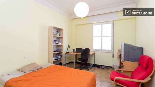 Welcoming room in 5-bedroom apartment in Salamanca, Madrid