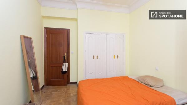 Welcoming room in 5-bedroom apartment in Salamanca, Madrid