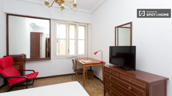 Welcoming room in 5-bedroom apartment in Salamanca, Madrid