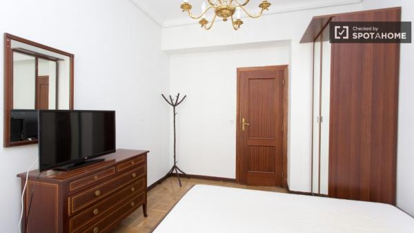 Welcoming room in 5-bedroom apartment in Salamanca, Madrid