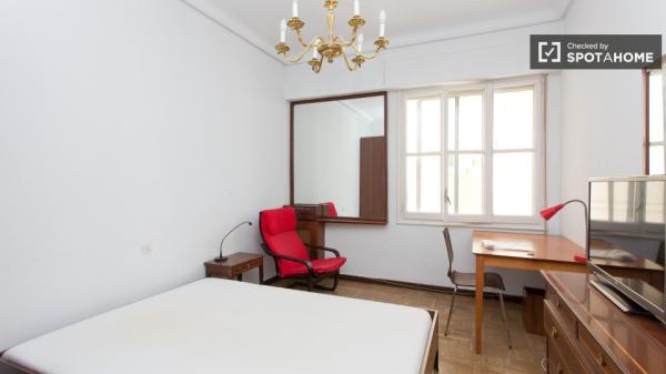 Welcoming room in 5-bedroom apartment in Salamanca, Madrid