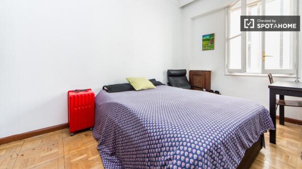 Welcoming room in 5-bedroom apartment in Salamanca, Madrid