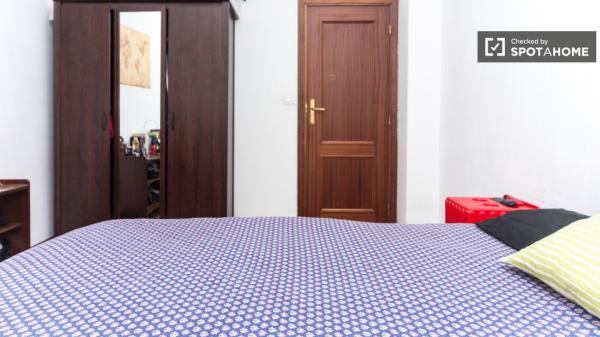 Welcoming room in 5-bedroom apartment in Salamanca, Madrid