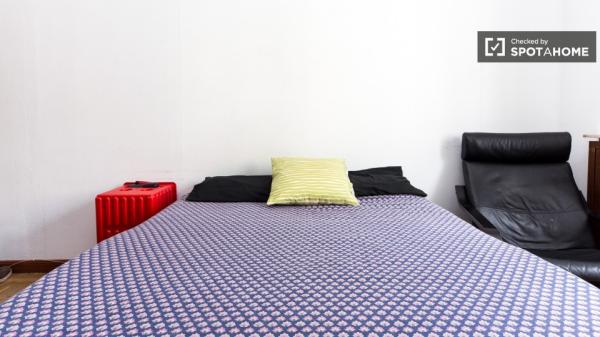 Welcoming room in 5-bedroom apartment in Salamanca, Madrid