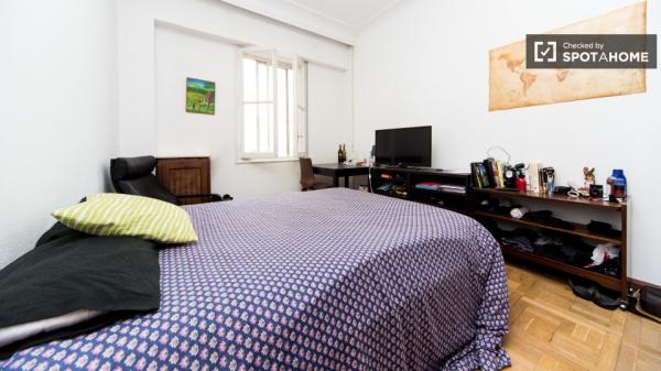 Welcoming room in 5-bedroom apartment in Salamanca, Madrid