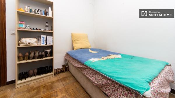 Welcoming room in 5-bedroom apartment in Salamanca, Madrid