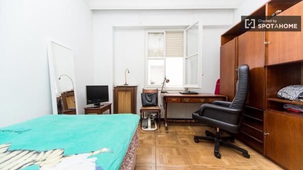 Duży pokój w apartamencie z 5 sypialniami w Salamance w Madrycie