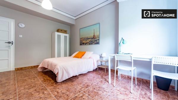 Belle chambre dans un appartement de 6 chambres à Extramurs, Valence