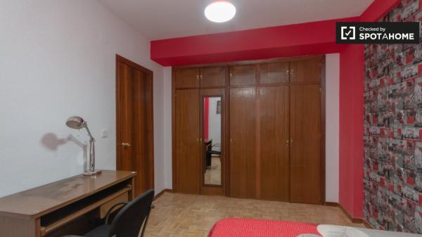 Pokój dwuosobowy do wynajęcia, apartament z 6 sypialniami, Alcalá de Henares