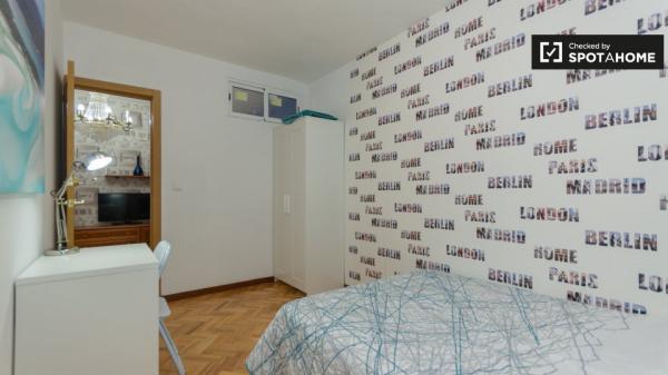 Double room for rent, 6-bedroom apartment, Alcalá de Henares