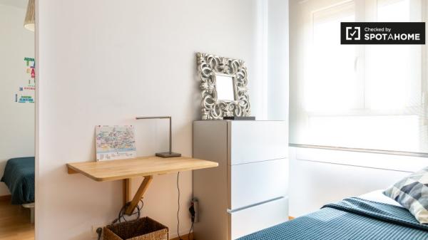 Habitación en apartamento de 2 dormitorios en L'Hospitalet de Llobregat.