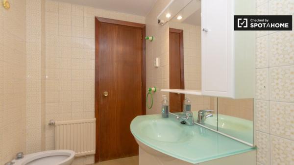 Chambre double à louer, appartement de 6 chambres, Alcalá de Henares