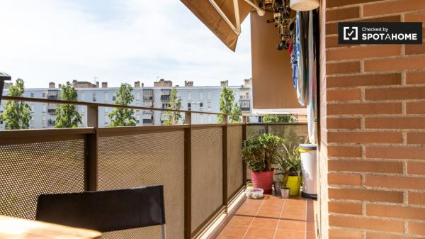 Habitación en apartamento de 2 dormitorios en L'Hospitalet de Llobregat.