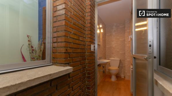 Double room for rent, 6-bedroom apartment, Alcalá de Henares