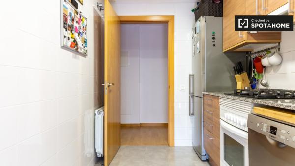 Habitación en apartamento de 2 dormitorios en L'Hospitalet de Llobregat.