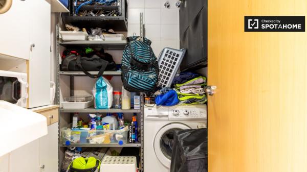 Habitación en apartamento de 2 dormitorios en L'Hospitalet de Llobregat.