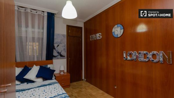 Pokój dwuosobowy do wynajęcia, apartament z 6 sypialniami, Alcalá de Henares