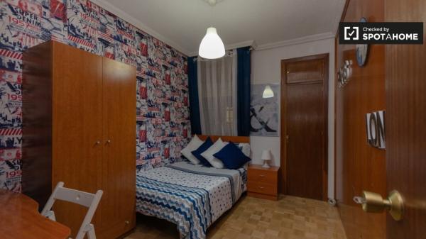 Pokój dwuosobowy do wynajęcia, apartament z 6 sypialniami, Alcalá de Henares