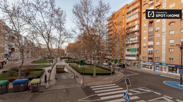 Pokój dwuosobowy do wynajęcia, apartament z 6 sypialniami, Alcalá de Henares