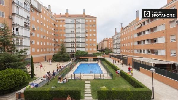 Acogedora habitación en apartamento de 3 dormitorios en Villaverde, Madrid.