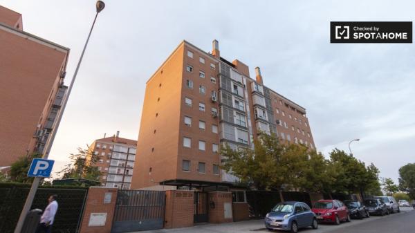 Acogedora habitación en apartamento de 3 dormitorios en Villaverde, Madrid.