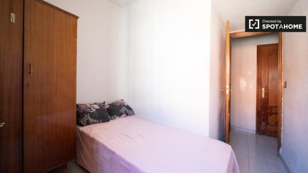 Habitación amueblada en un apartamento de 4 dormitorios en Villaverde, Madrid