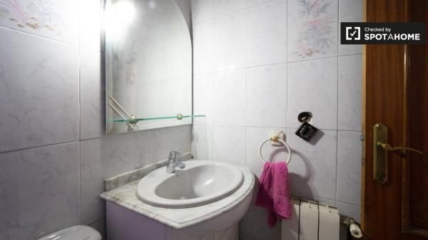 Habitación amueblada en un apartamento de 4 dormitorios en Villaverde, Madrid