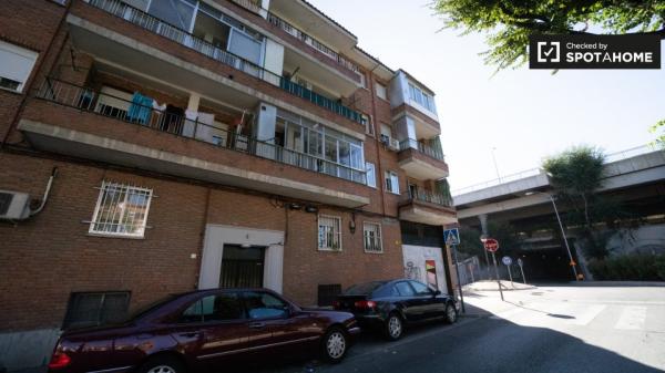 Habitación amueblada en un apartamento de 4 dormitorios en Villaverde, Madrid