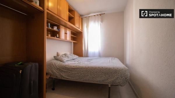 Habitación amueblada en un apartamento de 4 dormitorios en Villaverde, Madrid