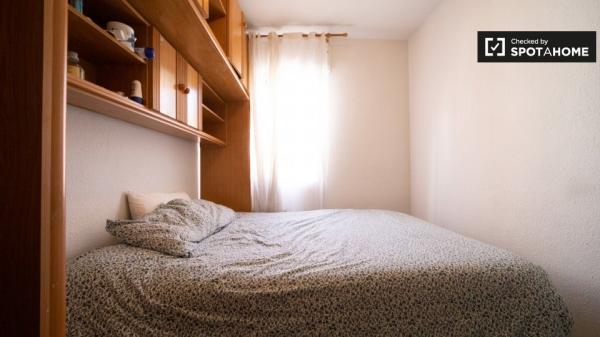 Habitación amueblada en un apartamento de 4 dormitorios en Villaverde, Madrid